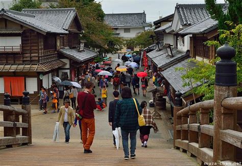 Autumn Leaves on the Palace Garden Path, A Poetic Glimpse into Edo Period Japan!