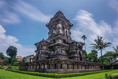 Candi Singosari: An Intricate Dance of Stone and Divinity!