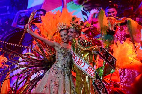 El Carnaval de Barranquilla! Abstract Expressionism Meets Vivid Cultural Tapestry!