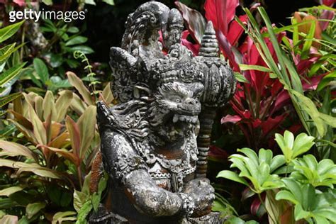  Guardian Deity of Gunung Berapi, an Intriguing Blend of Naturalistic Forms and Mystical Symbolism!