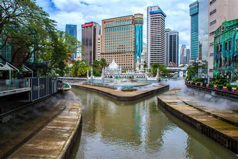 Klang River Scene: A Tapestry of Malay Life and Lush Tropical Beauty!