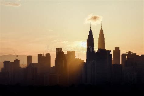 Kuala Lumpur at Sunset, A Masterpiece of Vibrant Hues and Ethereal Majesty!