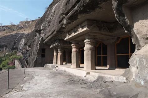 The Ajanta Ceiling! An Exploration into Vivid Hues and Divine Narratives