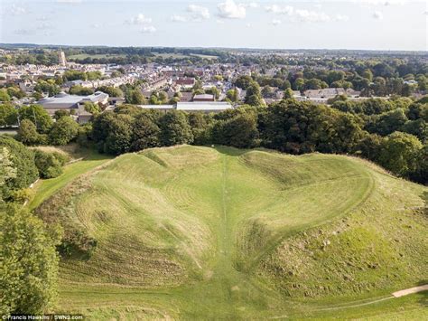  The 'Cirencester Panel: A Glimpse into Roman Britain through Carved Stone 