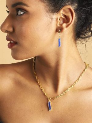 The Floral Garland - An Exquisite Symphony of Gold and Lapis Lazuli!