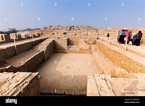  The 'Great Bath' at Mohenjo-daro: A Testament to Ancient Indus Valley Civilizational Brilliance and Architectural Ingenuity!