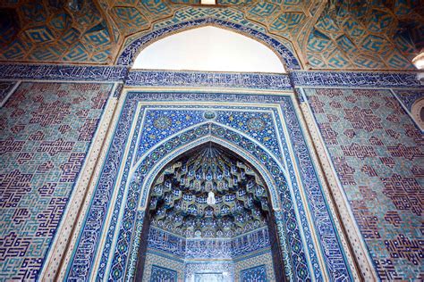 The Great Mosque of Yazd! A Symphony of Turquoise and Intricate Geometric Patterns