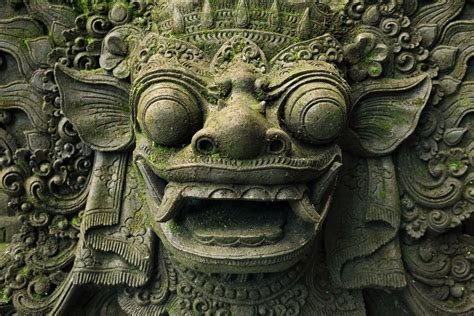 The Guardian Spirits Unveiled: A Journey into Ancient Thai Animism Through Exquisite Stone Sculpture!