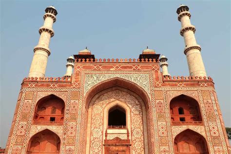 The Tomb of Jahangir! - An Ode to Mughal Grandeur Through Vibrant Miniatures and Exquisite Detailing