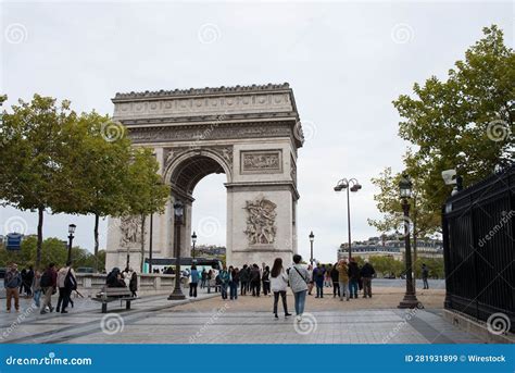 The Triumphal Arch of Youssef: A Monumental Study in Imperial Grandeur and Architectural Flourish!