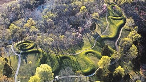  The Great Serpent Mound: A Colossal Earthen Enigma and Testament to Cosmic Ordering!